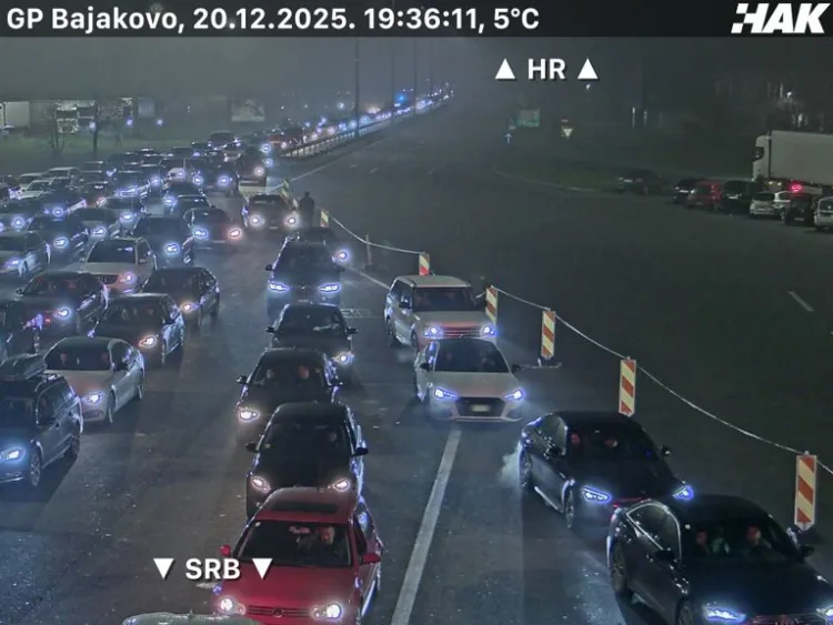 Uoči Božića kilometarske kolone na granicama: Na Bajakovu se čekalo i do devet sati