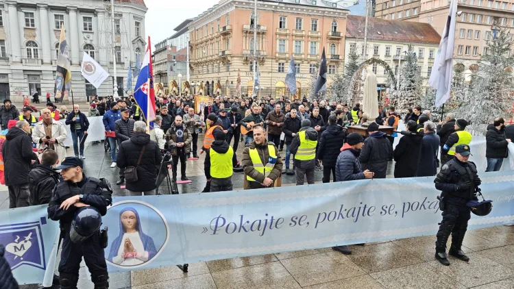VIDEO U Zagrebu je ponovno održana muška molitva krunice; Prosvjednici više neće dolaziti
