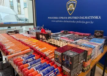 VIDEO Velika zapljena pirotehnike u Splitu: Policija oduzela više od 10 tisuća komada. Uhićen 54-godišnjak