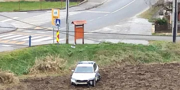 FOTO Policajac je malo popio. Sletio je službenom Škodom u njivu. Vidi se da joj je naškodio