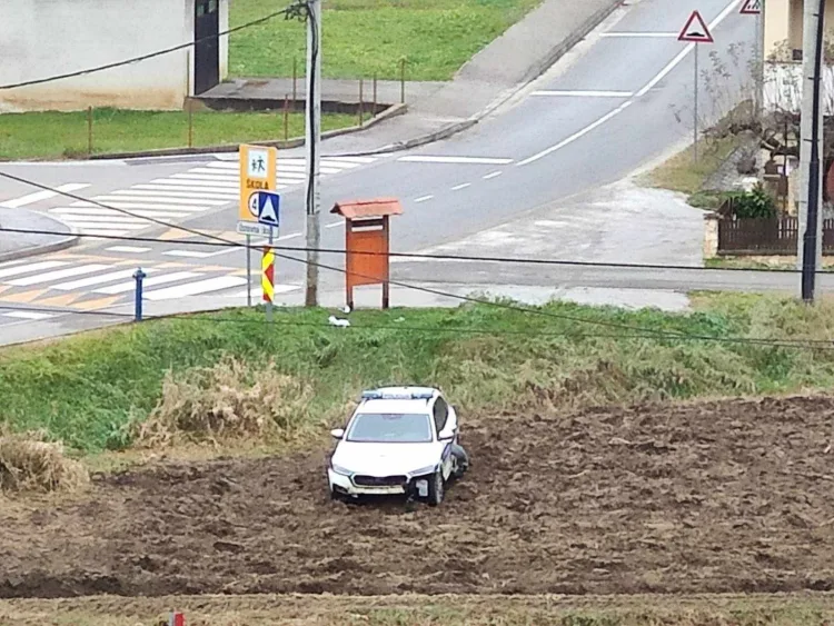 FOTO Policajac je malo popio. Sletio je službenom Škodom u njivu. Vidi se da joj je naškodio