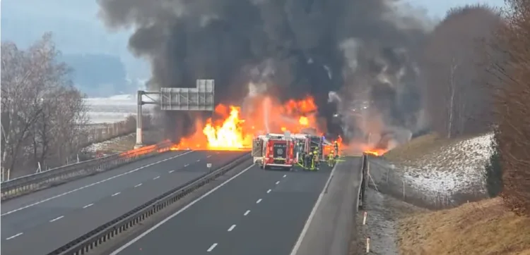 VIDEO Užas na autocesti u Sloveniji: Nakon sudara s kombijem eksplodirala cisterna