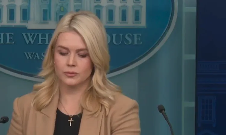 VIDEO Trumpova glasnogovornica isprašila novinara: Vi ste ljevičarski aktivist. Niste izvjestitelj…. Sramite se