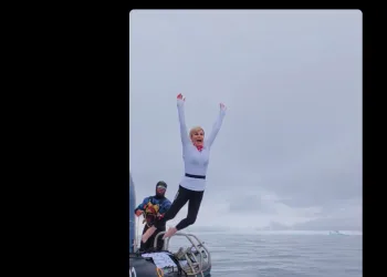 VIDEO I Kolinda je skočila u hladni ocean na Antarktici: Kao reset na tvorničke postavke