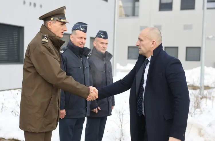 Rutte, Plenković i Anušić posjetili HRZ: Predstavljeni Rafalei, Black Hawkovi i Bayraktari