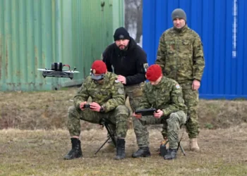 Instruktori za temeljno vojno osposobljavanje na obuci za FPV dronove na Gašincima