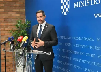 VIDEO Ministar Glavina nakon pobjede u Švedskoj: Kad zapjevam partija mi sudi…