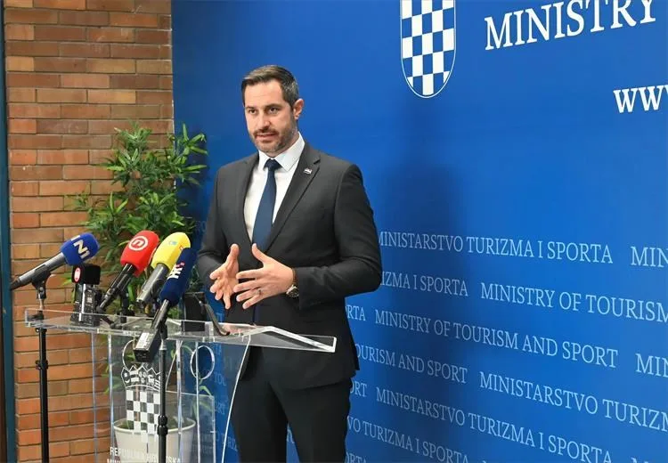 VIDEO Ministar Glavina nakon pobjede u Švedskoj: Kad zapjevam partija mi sudi…