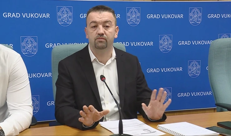 Pavliček smanjuje plaće i dotacije braniteljima. Zaposlio SDSS-ovku bez natječaja na lukrativno mjesto. Vraća li dug s izbora?