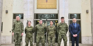 Anušić s pripadnicima HV-a koji su izvan službe spašavali živote građana