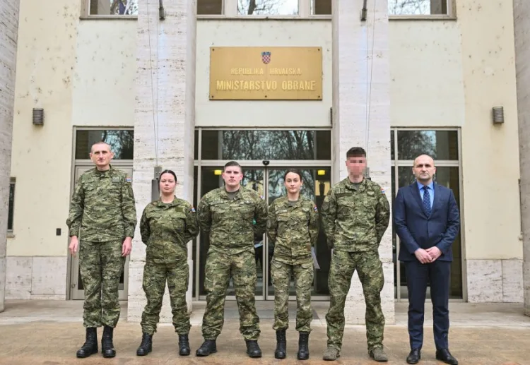 Anušić s pripadnicima HV-a koji su izvan službe spašavali živote građana