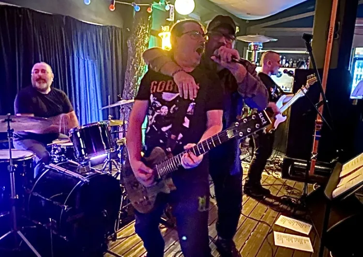 Valentinovo u Melinu: Pozdrav Novom valu i čestitke na zarukama basistu Prljavog kazališta