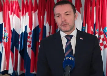 VIDEO Bauk Hrvate na dočeku rukometaša usporedio s Vučićevim jurišnicima: Vlada je nelegalno postavila ćacilend na Trgu