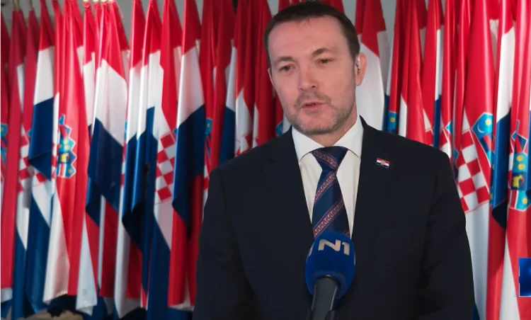 VIDEO Bauk Hrvate na dočeku rukometaša usporedio s Vučićevim jurišnicima: Vlada je nelegalno postavila ćacilend na Trgu