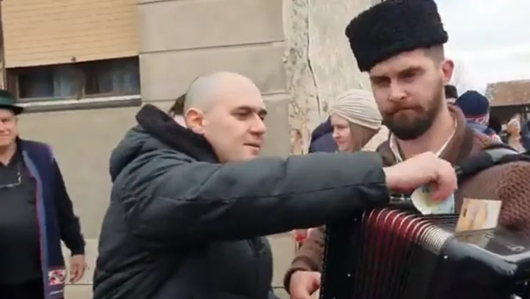 VIDEO Dabri su svirala dva policajca kad je za Pupovca zapjevao grobnicu od zlata u Madridu