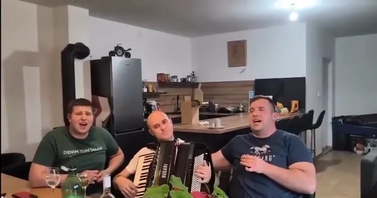 VIDEO Pojavila se starija snimka. Dabro svira i čak ne otvara usta kako se branio Porfirije. Drugi pjevaju o grobnici od zlata