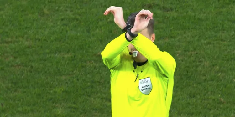 VIDEO Kaos i prekid utakmice Lige prvaka po protokolu zbog rasisma: Evo što je navodno igrač Benfice rekao Realovom Viniciusu