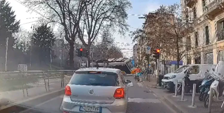 VIDEO Užas u Milanu: Tramvaj izletio iz tračnica. Poginula je jedna osoba a 40-ak je ranjenih