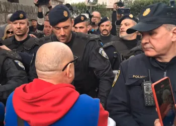 VIDEO Kaos u Splitu: Policija spriječila Keleminca da dođe do kuće Dežulovića. Uslijedila je žestoka prepirka…