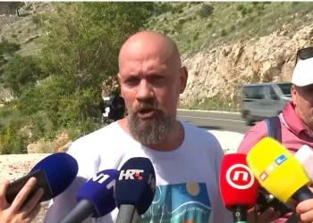 Veliki borac za sva moguća prava Dežulović voli pozorište ali od Božinovića traži da ga zabrani pred njegovom kućom