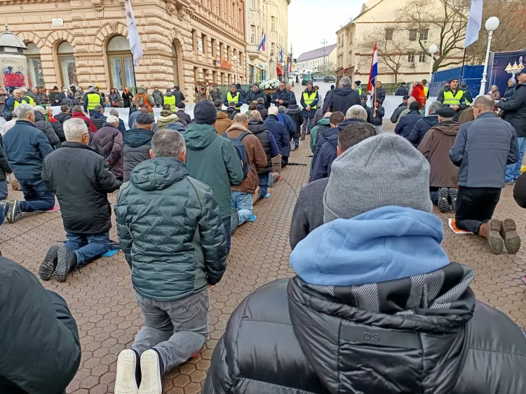 Molitva krunice muškaraca se istodobno održala na 30 lokacija širom zemlje