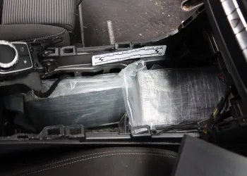 FOTO Pogledajte gdje je u Mercedesu skrivao skoro šest kila kokaina. Nanjušio ga je pas…