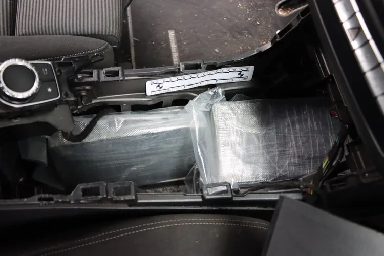 FOTO Pogledajte gdje je u Mercedesu skrivao skoro šest kila kokaina. Nanjušio ga je pas…