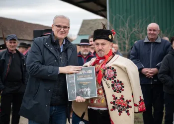 FOTO Beli Manastir: Pokladno jahanje i dječje maškare koje su preuzele ključeve grada