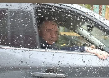 FOTO Pupovac se sa šoferom nepropisno i bahato parkirao u centru Zagreba: Tugaljivi pogled sve govori