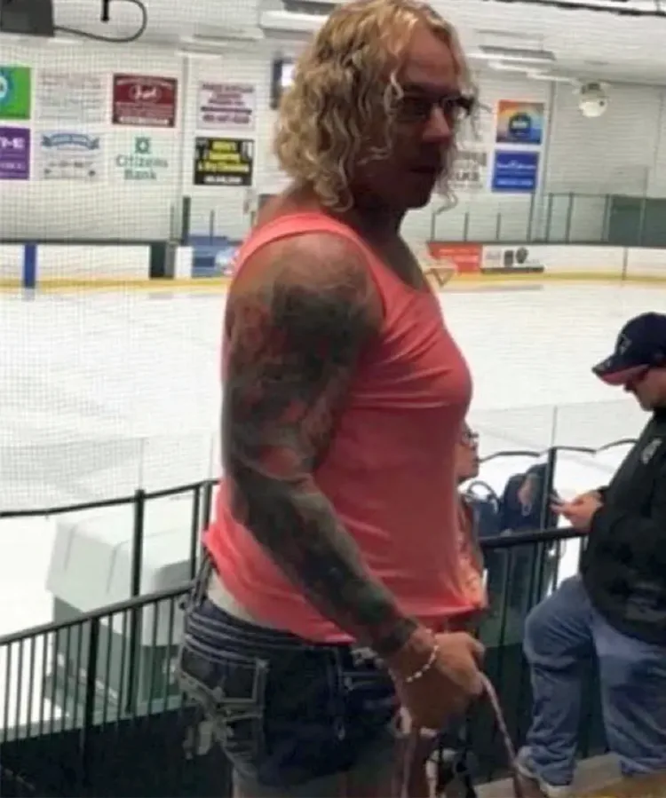 SAD: Sin je igrao hokej. Transrodni otac na tribini je pucao članove obitelji… Neke je ubio…