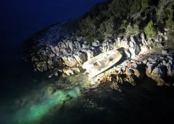 FOTO Slovenac se nasukao na Iž. Ozlijeđen je i prevezen u bolnicu u Zadru