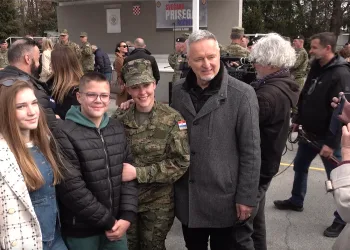 FOTO Mnogi su se htjeli fotografirati s Thompsonom nakon prisege u Požegi: Ne znam kako ću ćaću odavde spasiti…