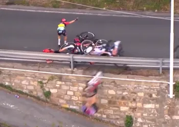 VIDEO Težak pad na utrci Milano – Sanremo: Biciklistica sletjela s ceste na glavu