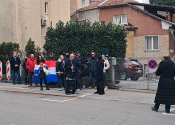 VIDEO Operacija upaljen nos pred stanom Zorana Milanovića. Letjela su i jaja…