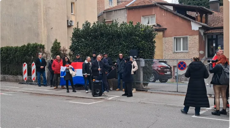 VIDEO Operacija upaljen nos pred stanom Zorana Milanovića. Letjela su i jaja…