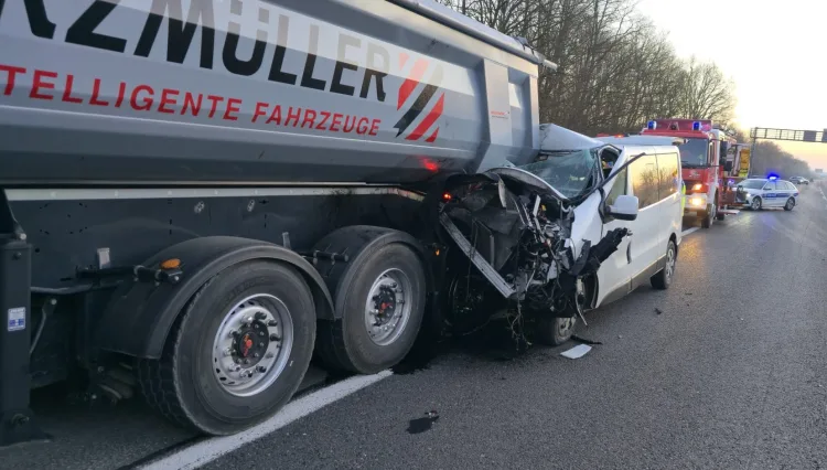 Strašna nesreća na A1: Kombi se zabio pod kamion. Pomagali vatrogasci i medicinski helikopter