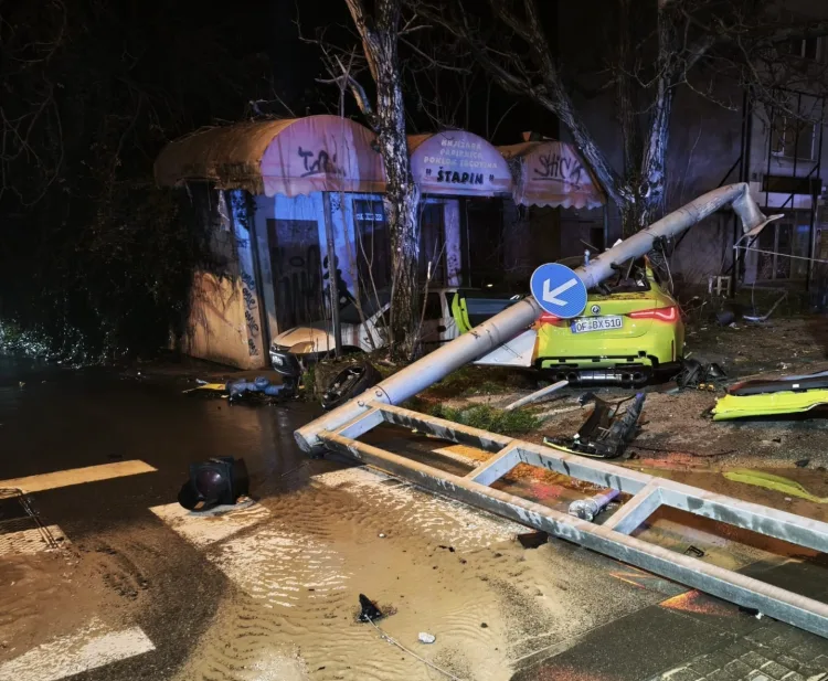 Kaos u Dubravi napravio je vozač BMW-a. Maloljetnica je ostala prikliještena i morali su je vaditi vatrogasci