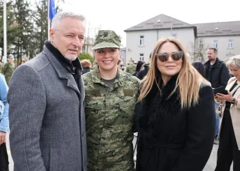 FOTO Anušić s Thompsonom i kćeri Divom Perković u Požegi na prisegi: Posebno pozdravljam i 82 djevojke koje dragovoljno služe TVO