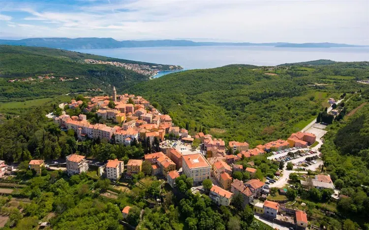 Vandalizirana crkva na Cvjetnicu: Razbijen kip i prozor. Gradonačelnik oštro osudio napad