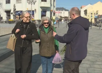 HDZ i Domovinski pokret u Vukovaru dijelili ruže za Dan žena
