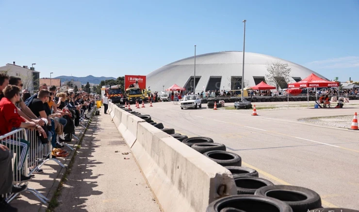 Drama u Zadru: Utrka prekinuta nakon izlijetanja automobila. Među ozlijeđenima i beba…