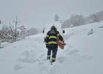 FOTO Novi pothvat spašavanja u snijegu: Vatrogasci kod Plitvica izvukli obitelj s jako malim djetetom