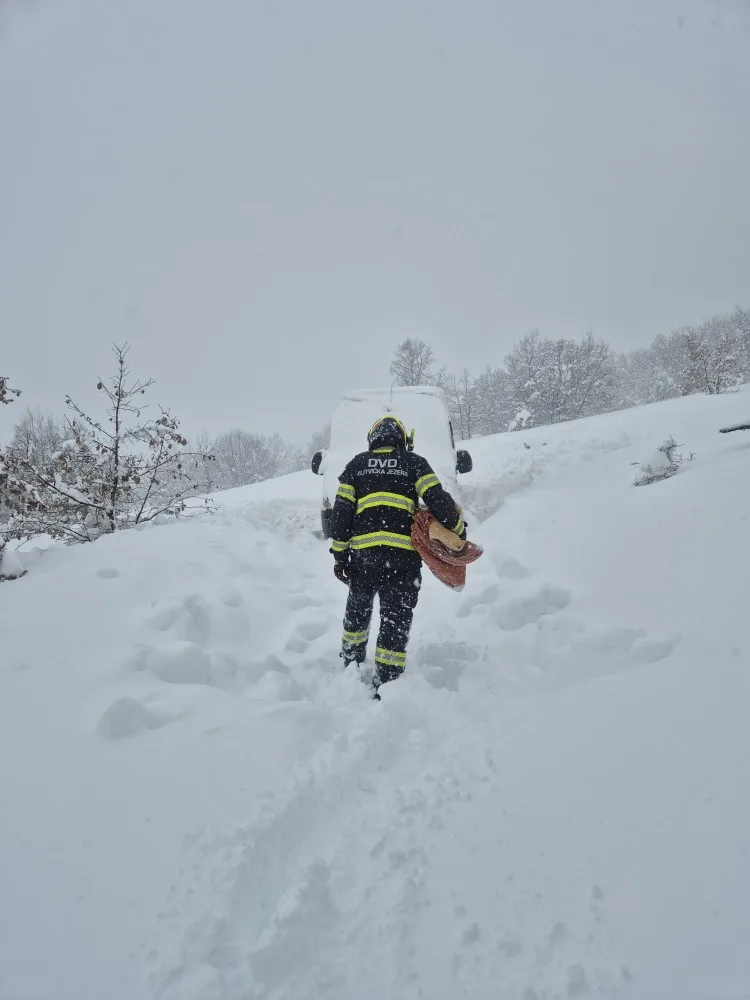 FOTO Novi pothvat spašavanja u snijegu: Vatrogasci kod Plitvica izvukli obitelj s jako malim djetetom