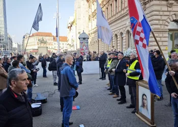 U Zagrebu održana muška molitva krunice na Trgu bana Jelačića