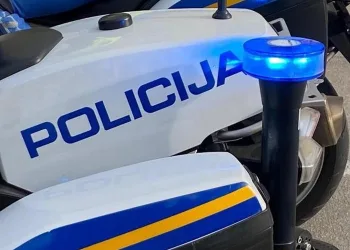 Policajac na motoru se zabio u auto