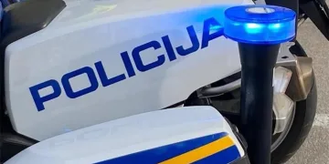 Policajac na motoru se zabio u auto