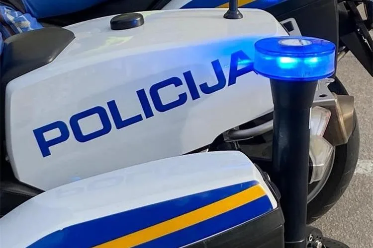 Policajac na motoru se zabio u auto
