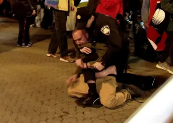 VIDEO Incidenti na Noćnom maršu u Zagrebu: Priveden muškarac…