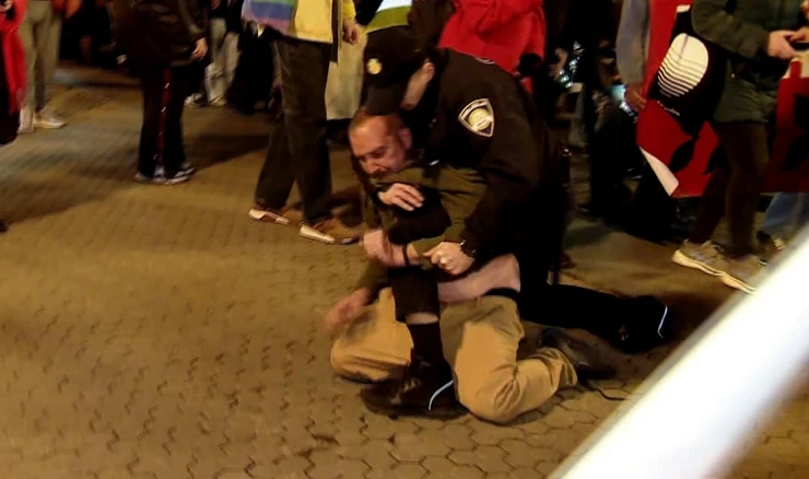 VIDEO Incidenti na Noćnom maršu u Zagrebu: Priveden muškarac…