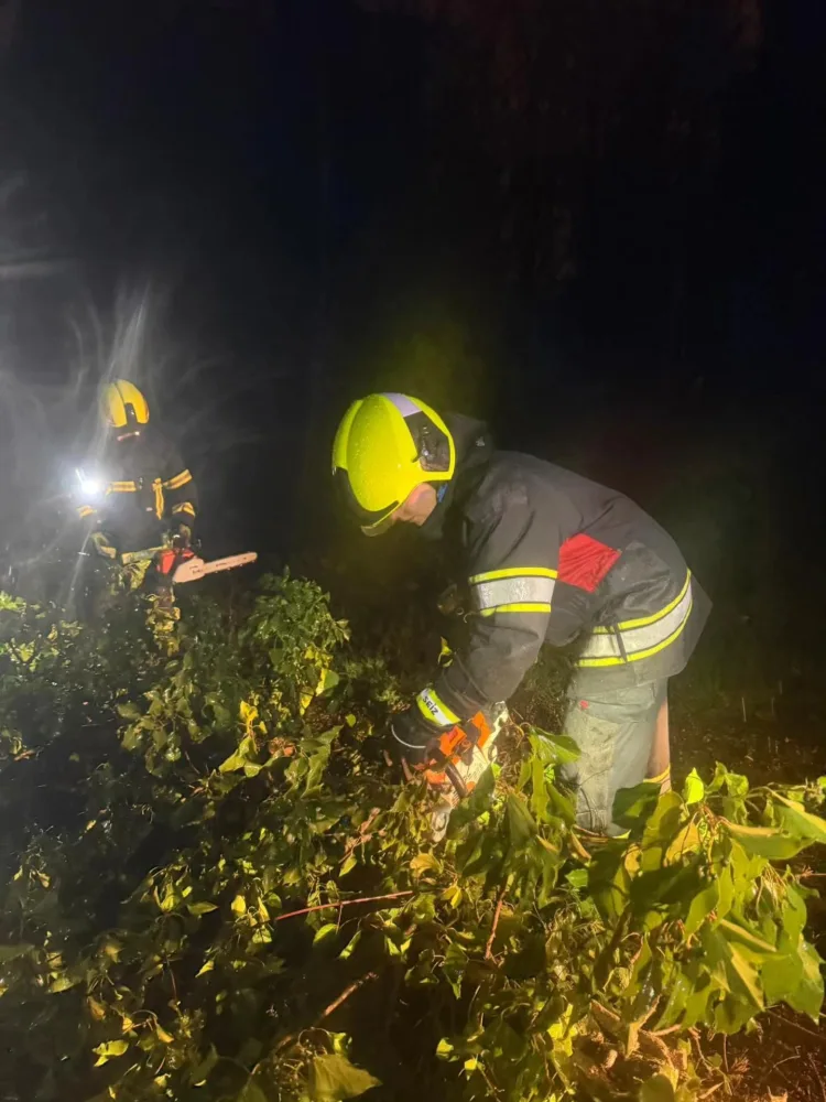 FOTO Veliko nevrijeme u Zagrebu i okolici: Dvije su osobe ozlijeđene. Više od 1000 poziva građana…